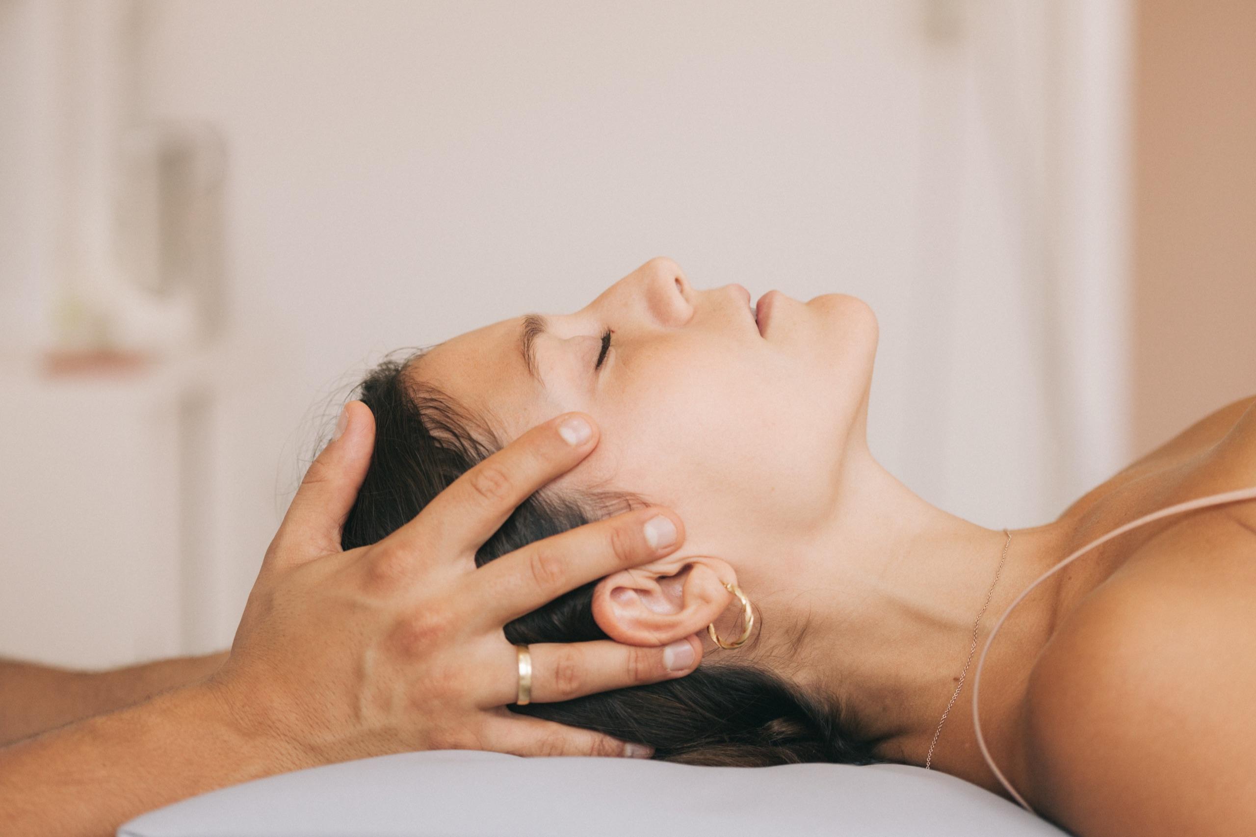 Entspannte Patientin bei craniosacraler Osteopathie auf Mallorca