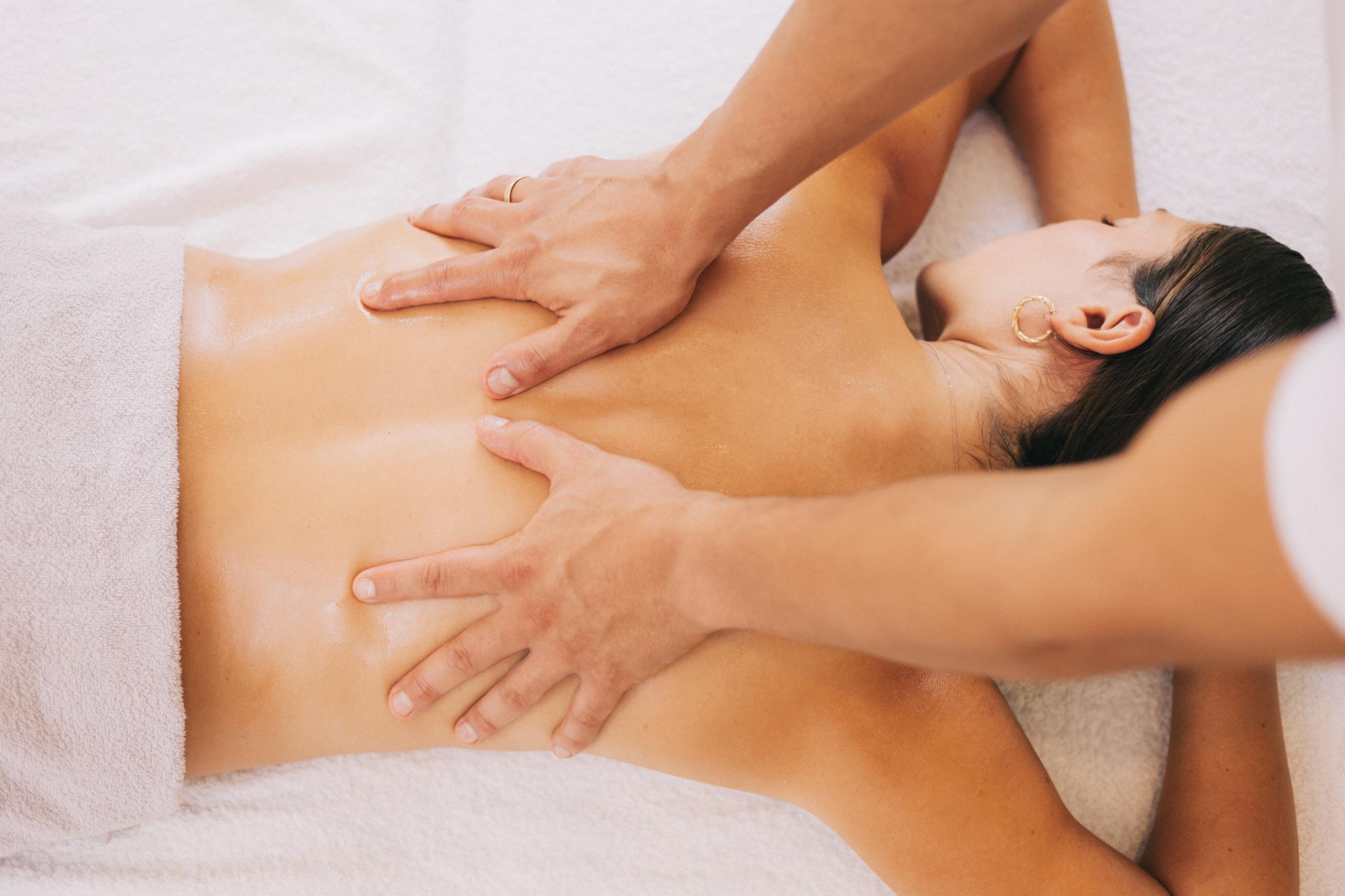 Massagebehandlung des Rückens auf Mallorca