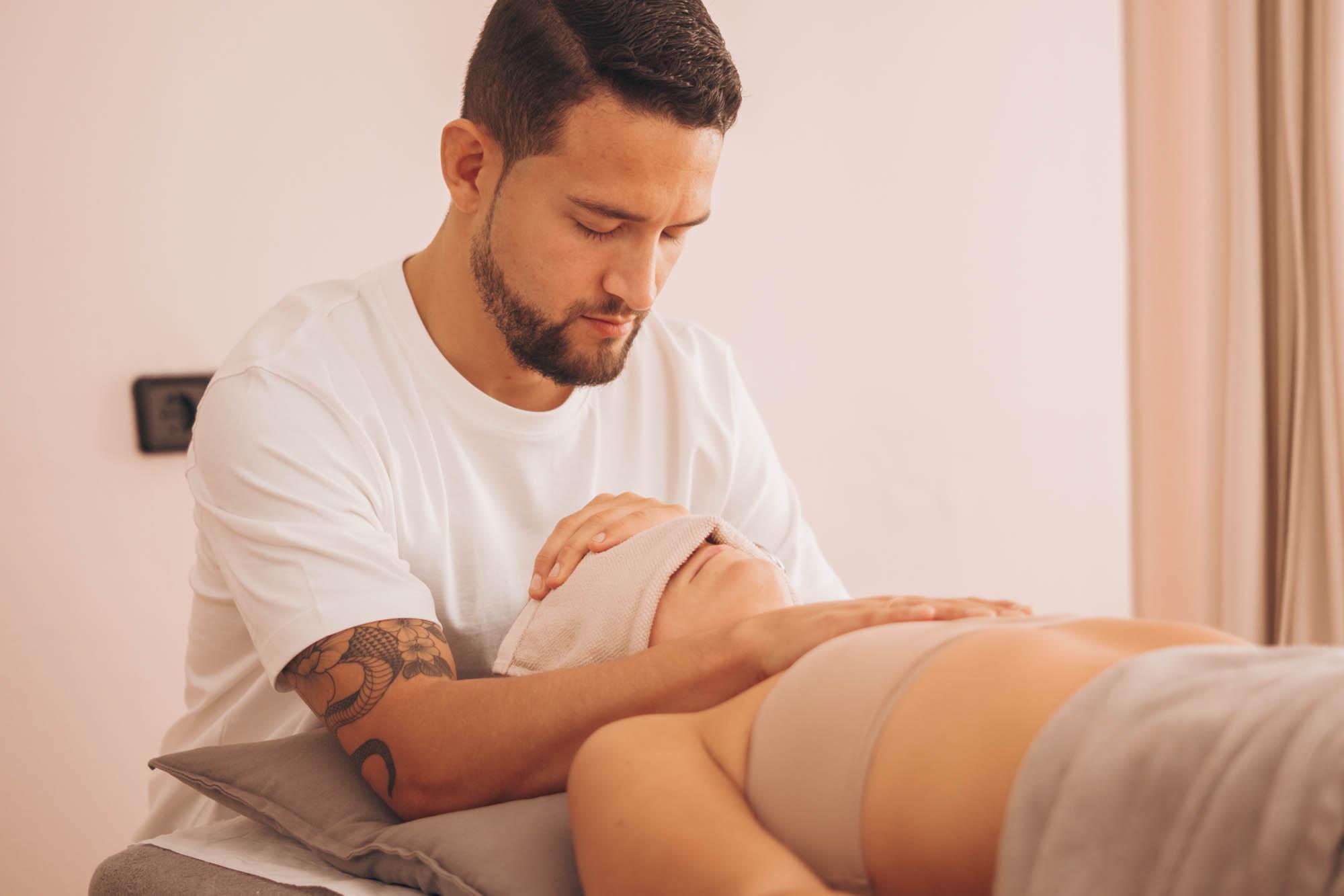 Osteopathische Behandlung durch Philip Thomsen auf Mallorca
