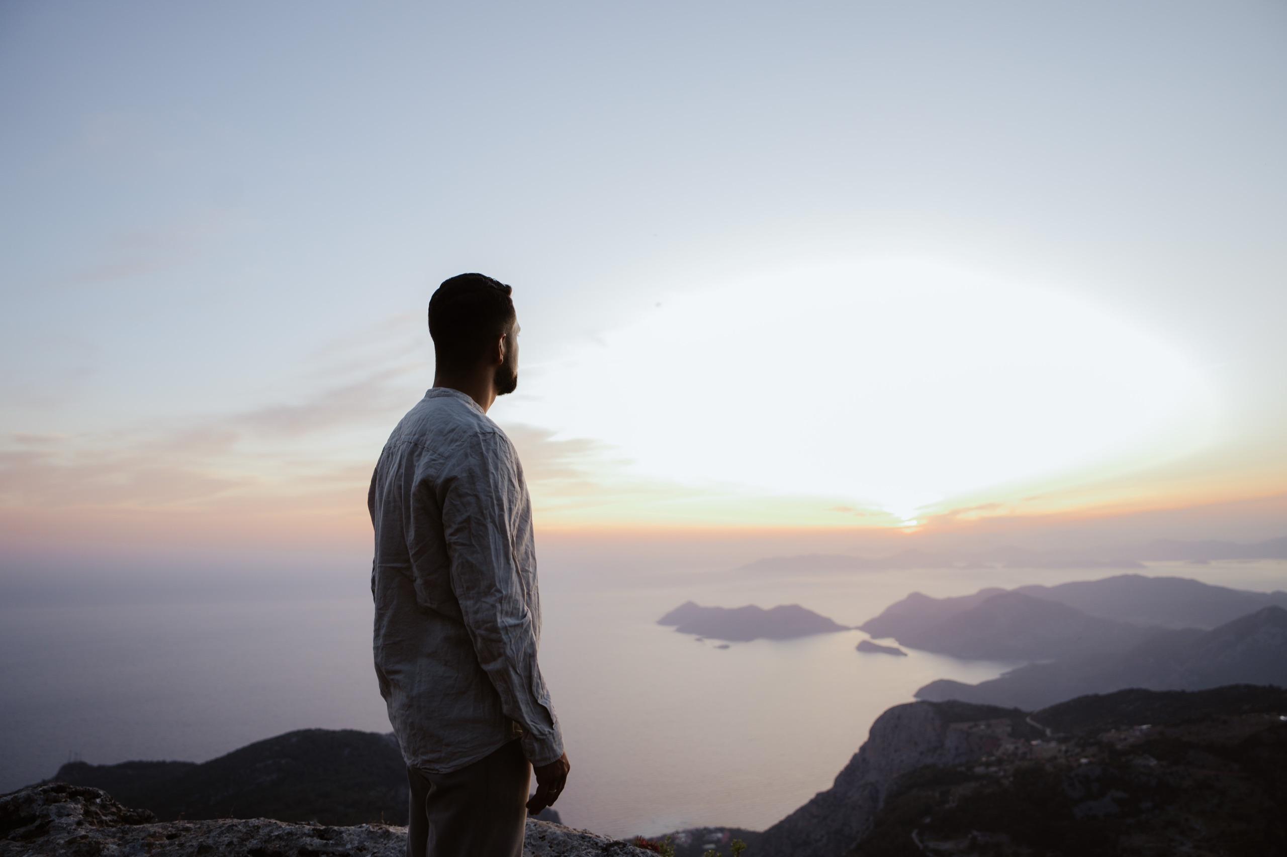 Philip Thomsen bei Sonnenuntergang über dem Meer auf Mallorca