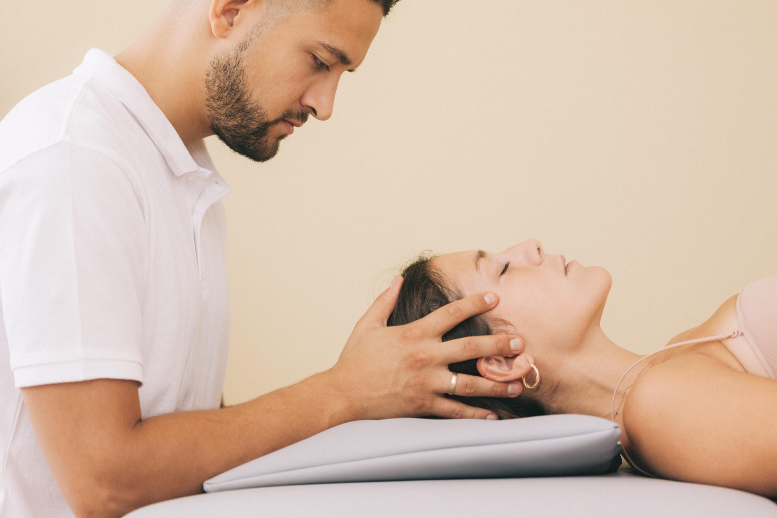 Philip Thomsen bei einer craniosacralen Osteopathie-Behandlung am Kopf