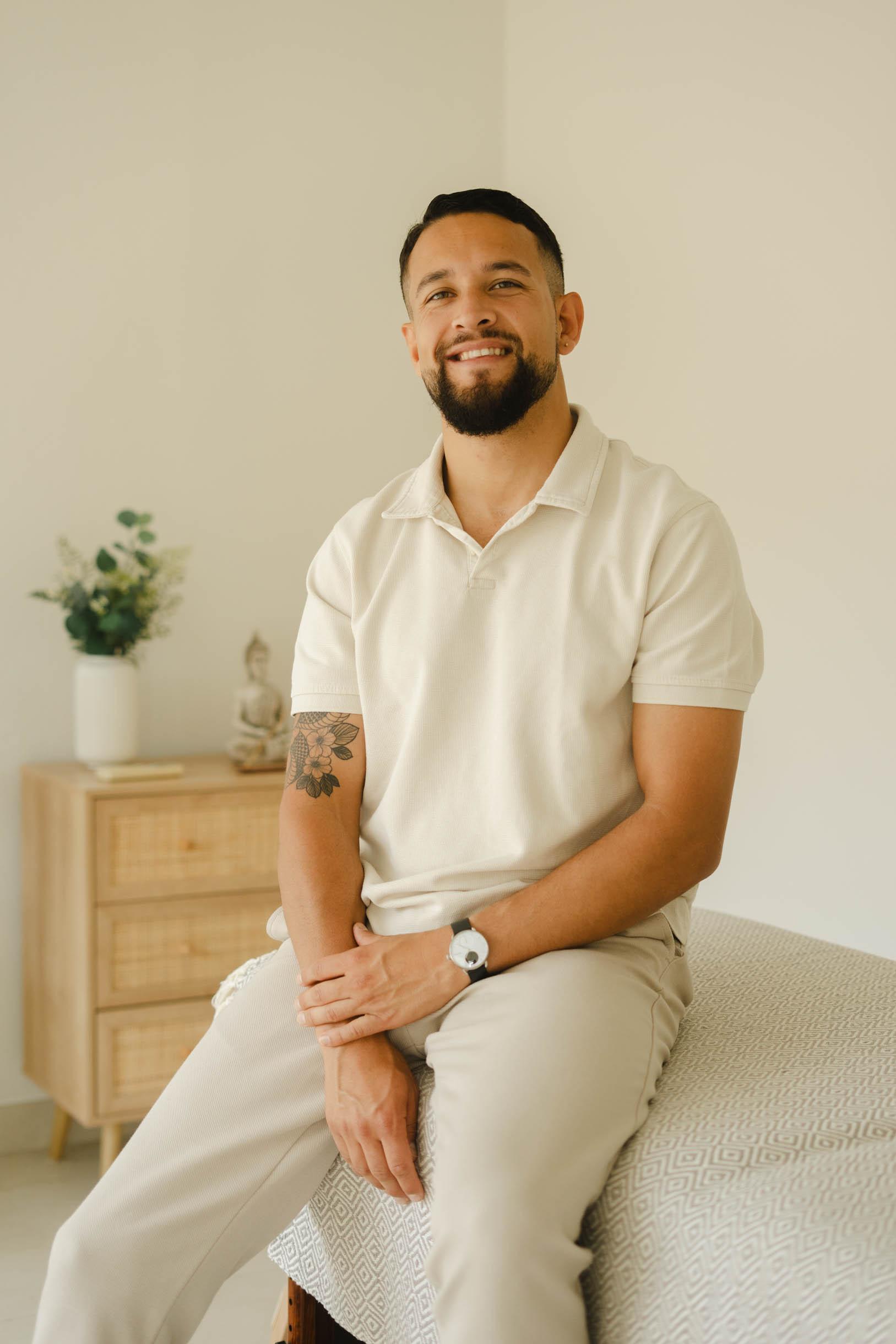 Philip Thomsen, Osteopath & Physiotherapeut, in seiner Praxis in Palmanyola, Mallorca