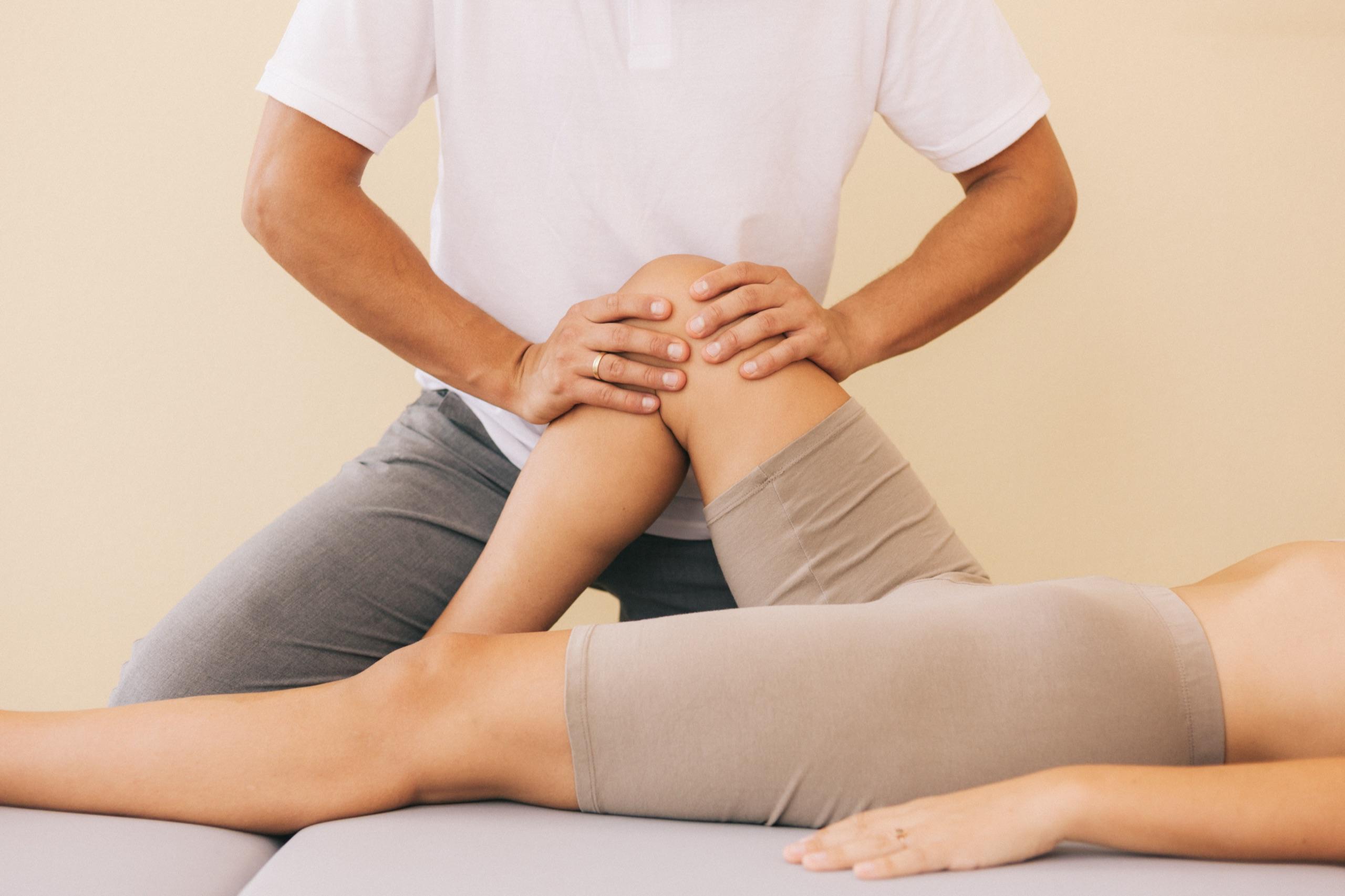Physiotherapeutische Mobilisation des Knies auf Mallorca